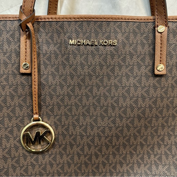 MICHAEL KORS JET SET TRAVEL BAG USED (BROWN) - Picture 2 of 5